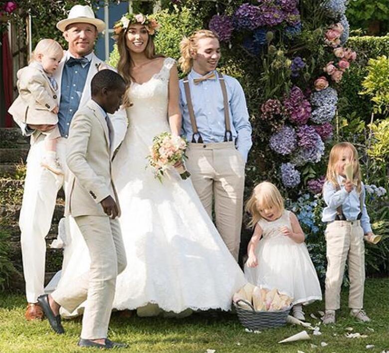 На свадьбе Гая Ричи с Джеки Эйнсли присутствовали все дети режиссера: 14-летний Рокко, 9-летний Дэвид, трехлетний Рафаэль, двухлетняя Ривка и годовалый Леви. Фото: Instagram.com/guyritchie.