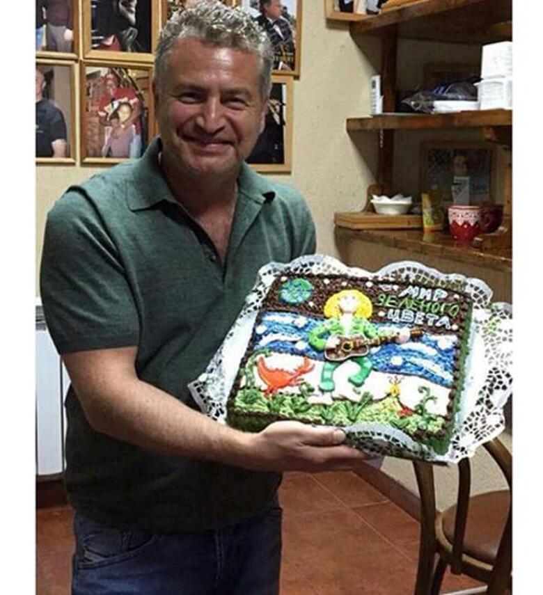 Торт-мороженное, которое преподнесли в подарок Леониду Агутину. Собственное изображение пришлось артисту есть самому. Фото: Instagram.com/agutinleonid.