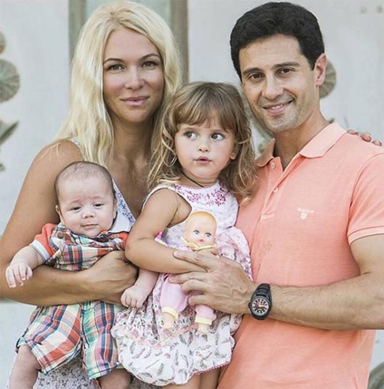 Вика и Антон Макарские с детьми. Фото: Instagram.com/makarskie.