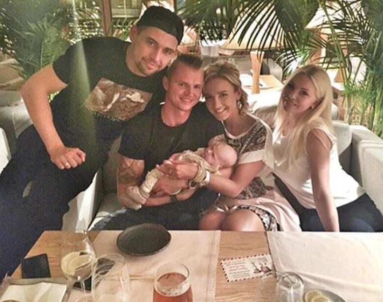 buzova86: «К нам приехали в гости наши друзья с прекрасной малышкой Софией. Соскучились по вам,  доча просто чудо». Фото: Instagram.com/buzova86. 