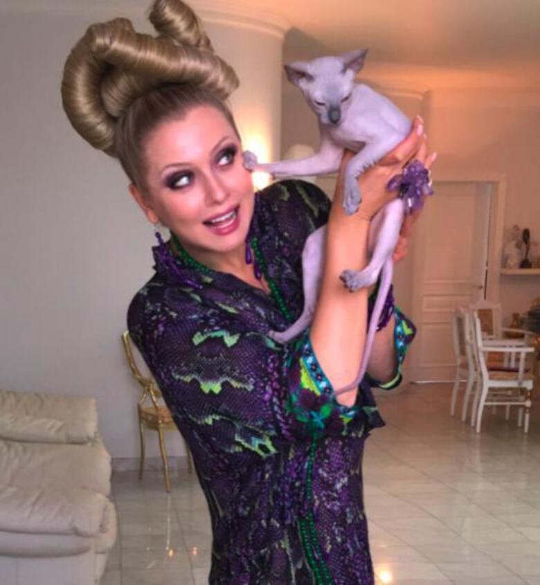 Лена Ленина и ее розовый котенок. Фото: @lenaleninaofficial
