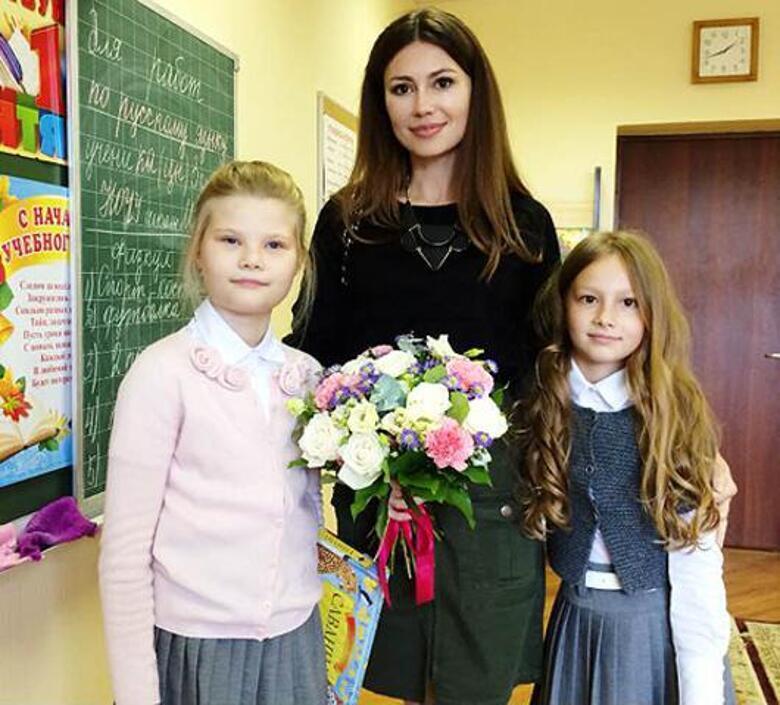 Ольга Ушакова с дочерьми. Фото: личный архив телеведущей.