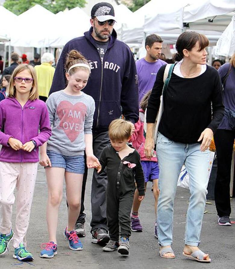 Бен Аффлек и Дженнифер Гарнер с детьми. Фото: Rex Features/Fotodom.ru.