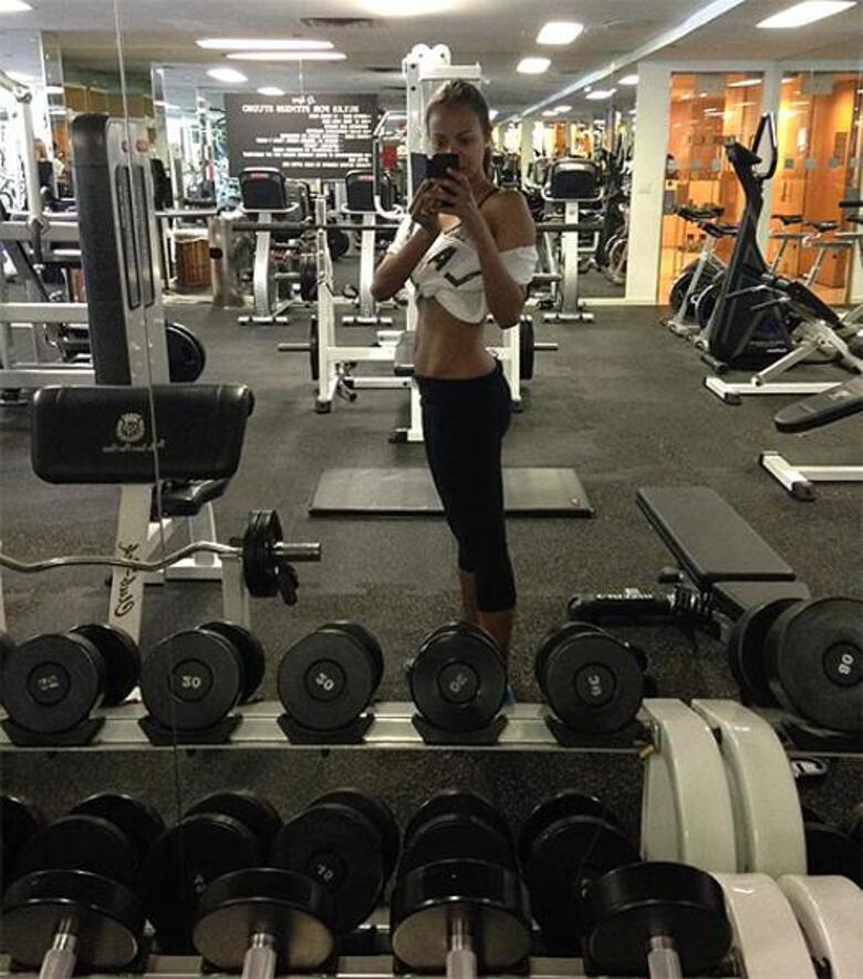 Зои Салдана похвасталась своими успехами и возвращением в былую форму. Фото: Facebook.com/ZoeSaldana.