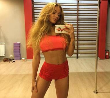 Алена Водонаева с длинными волосами. Фото: Instagram.com/alenavodonaeva.