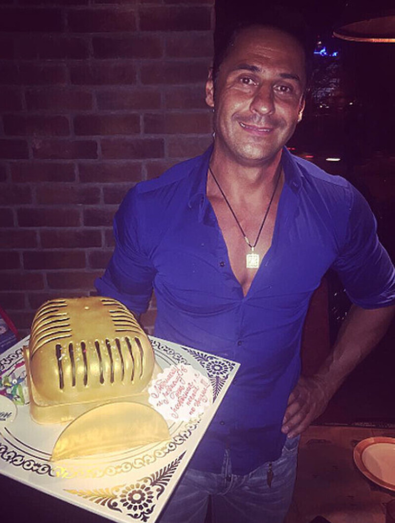 «Счастливый именинник с чудо тортом «Микрофон», - рассказала о сладком сюрпризе Юля Костюшкина. Фото: Instagram.com/stas_kostyushkin_official.