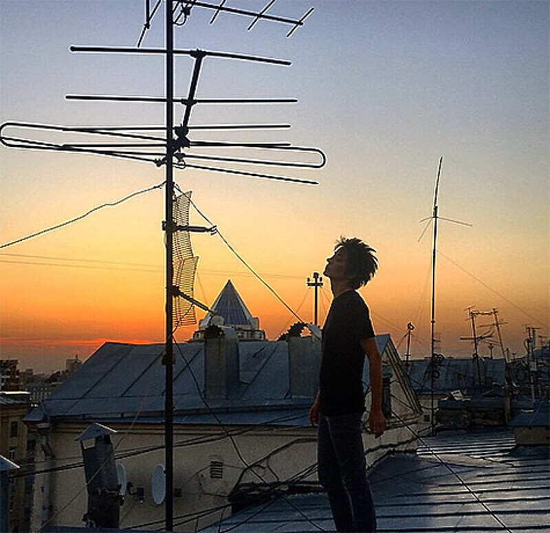 Рената Литвинова сделала несколько снимков Земфиры на крыше. Фото: Instagram.com/renatalitvinovaofficiall.