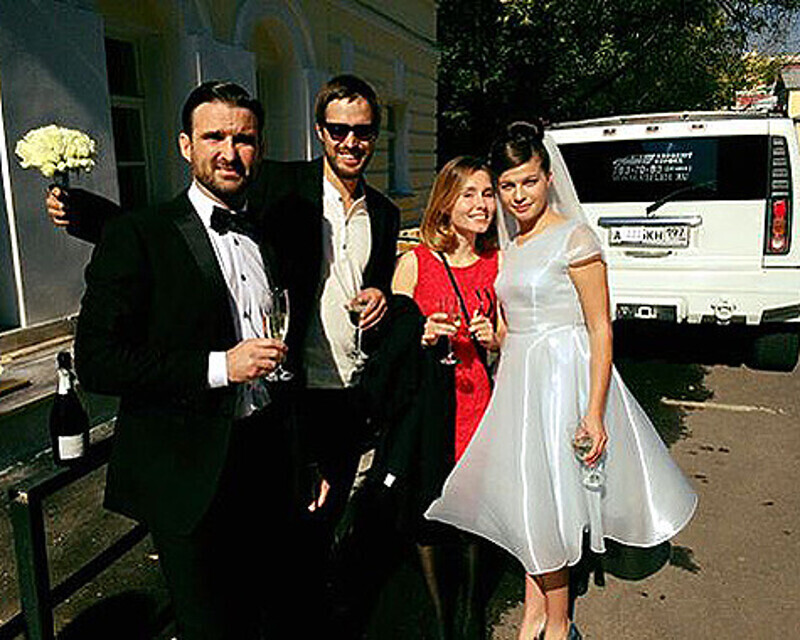 Агния Кузнецова и Максим Петров со свидетелями. Фото: Facebook.com/agniyakuznecova.