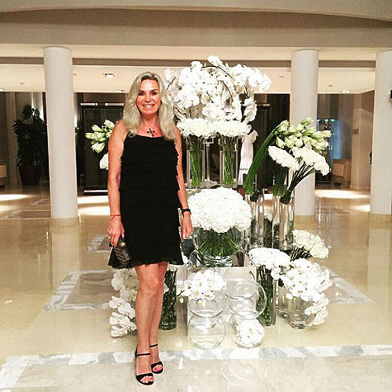 Супруга Валентина Юдашкина в холле отеля. Именно Юдашкин сшил Татьяне Навке свадебный наряд. Фото: социальные сети