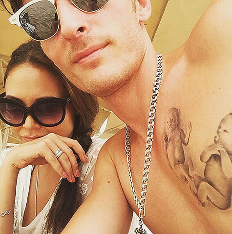 А этот снимок опубликован несколько часов назад. И здесь уже видно двух младенцев на груди Воли. Фото: Instagram.com/pavelvolyaofficial.