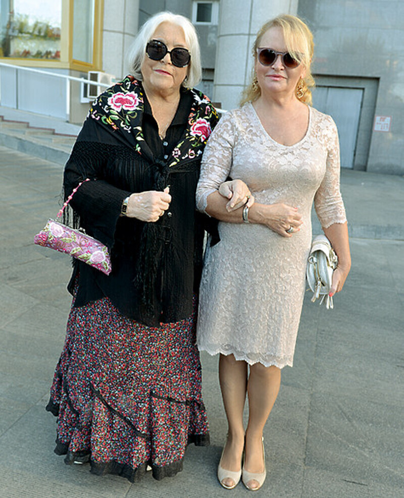 Лидия Федосеева-Шукшина с помощницей.