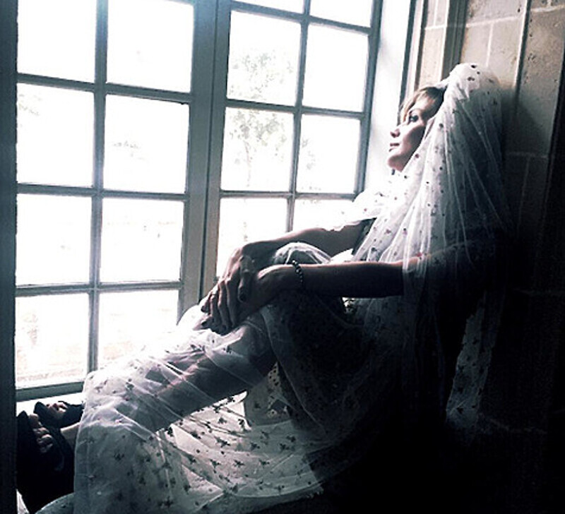 Не отказала себе в удовольствии побыть невестой и Татьяна Буланова. Актриса Анна  Цуканова-Котт написала об этом снимке: «Легендарная Татьяна Буланова!!! Фото сделанное мною!!! Очень оно мне нравится!» Фото: Instagram.com.