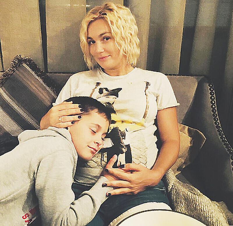 «Сын постоянно гладит мой живот и целует. Говорит, что любит», - признается Юлия. Фото: Instagram.com.