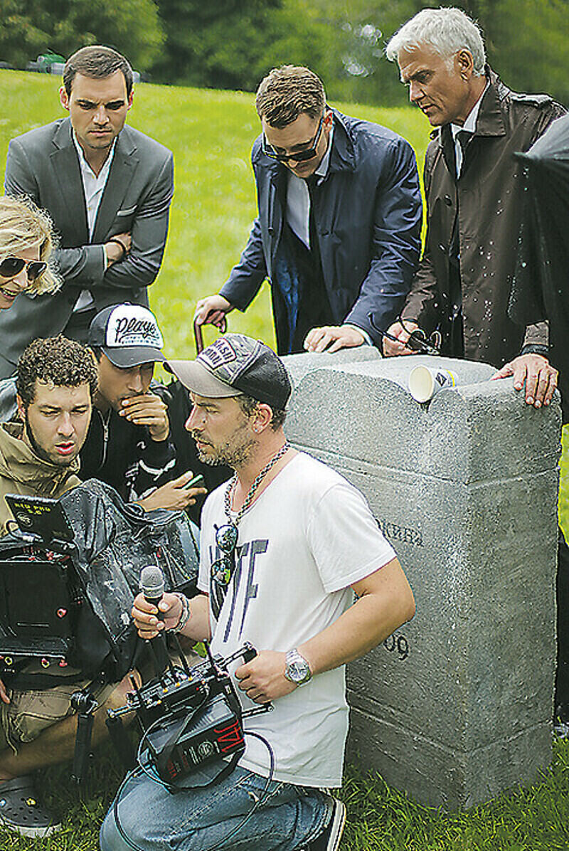 Для съемок клипа «Я буду помнить» в центре Москвы было построено кладбище 
и даже привезены катафалк и гроб. Фото: материалы пресс-служб.