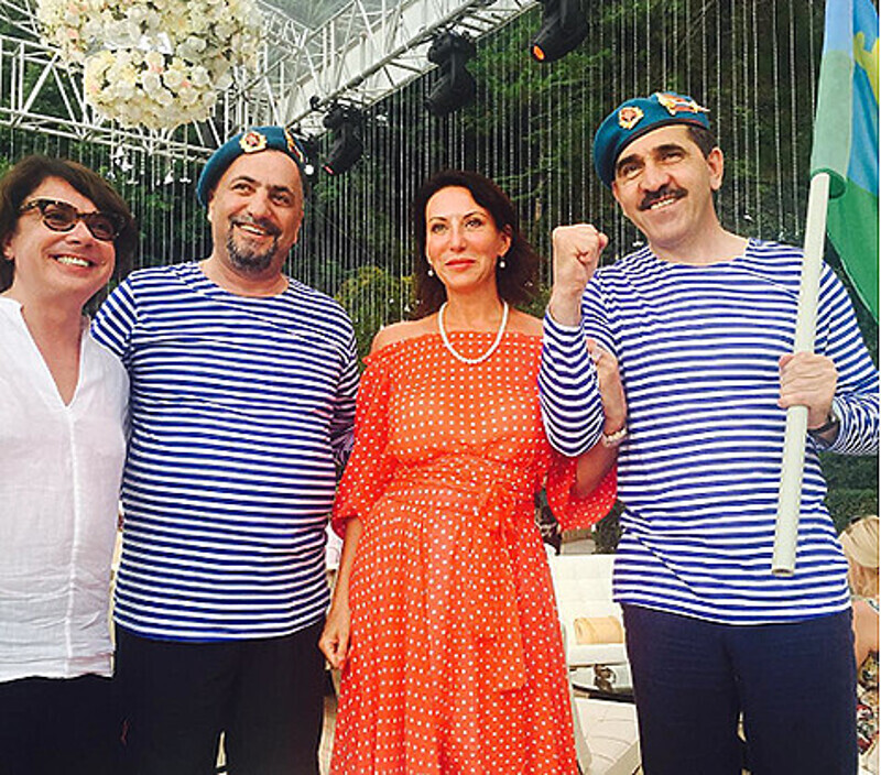 Не обошлось на празднике без тельняшек, голубых беретов и флагов. Фото: Instagram.com.