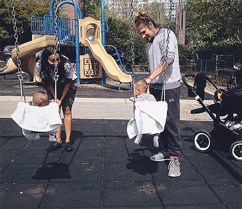 Зои Салдана на прогулке с сыновьями и своим мужем Марко Перего. Фото: Facebook.com/ZoeSaldana.