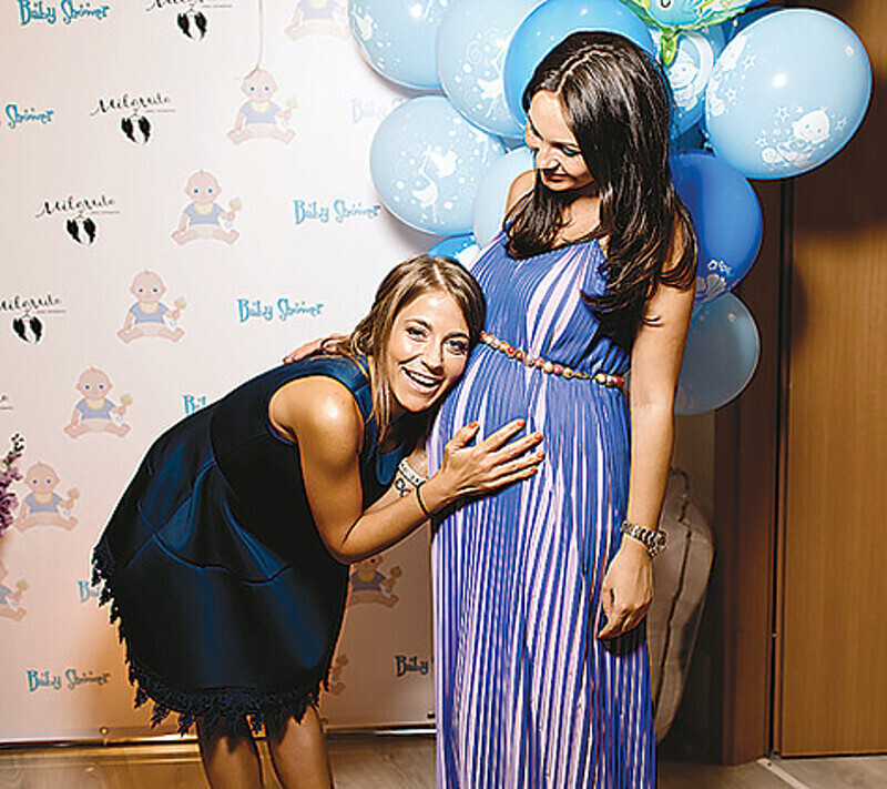 Юлия Барановская, мама двух сыновей и дочки, очень рада за свою подругу. Тем более в скором времени у Инны Жирковой будет так же — два сына и дочь. Фото: личный архив.