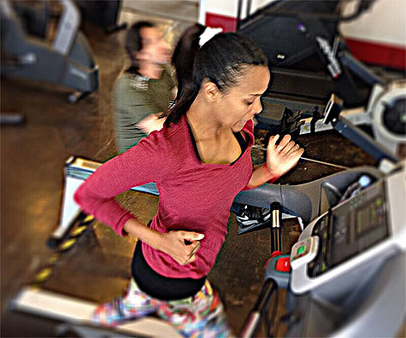 Через три месяца после родов Зои вернулась к спортивным занятиям и вскоре опубликовала свой снимок с беговой дорожки. Фото: Facebook.com/ZoeSaldana.