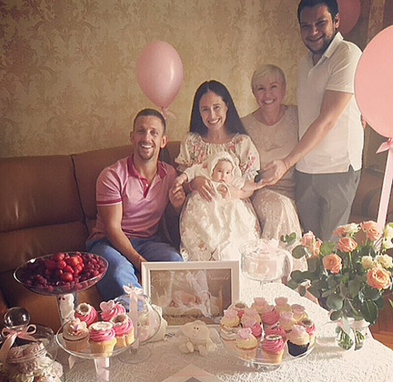 Счастливые родители с доченькой Дианой и ее крестными. Фото: Instagram.com/ilana7788.