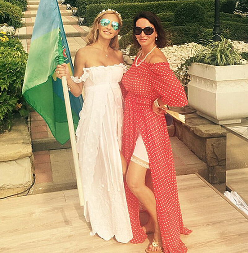 Татьяна Навка, как и положено невесте, была в белом платье, но с флагом ВДВ. Фото: Instagram.com.