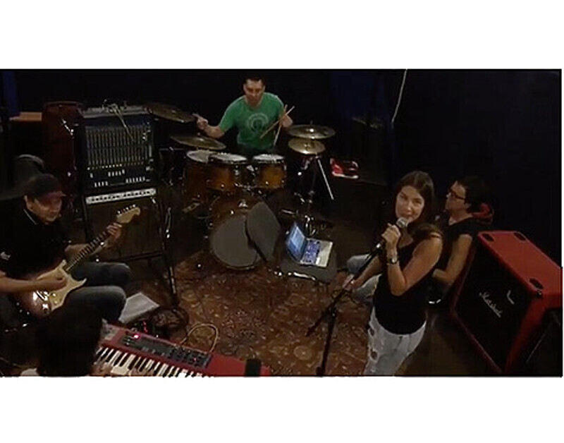 Кети Топурия после рождения дочери вновь приступила к работе. Фото: Instagram.com/keti_one_official.