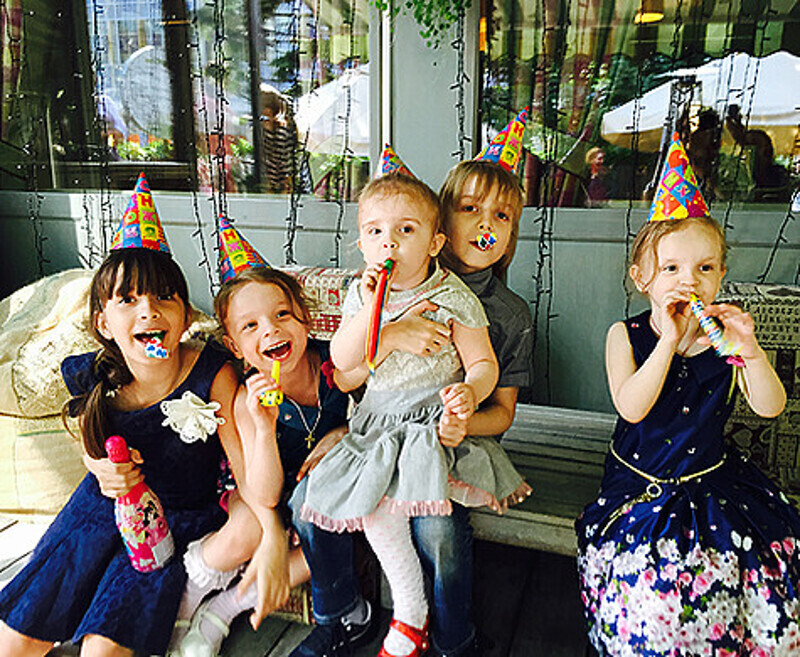 Для Ромы Жукова и его жены новорожденный стал седьмым ребенком. Фото: личный архив певца.