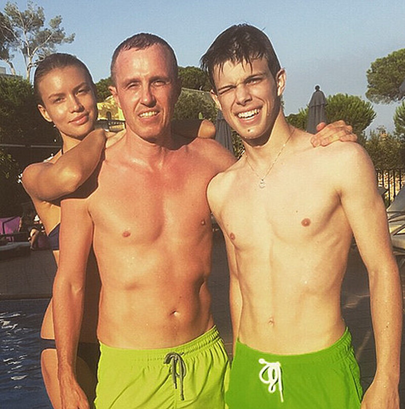 Евгения Храповицкая и Игорь Верник с сыном на отдыхе в Испании. Фото: instagram.com/ivernik.