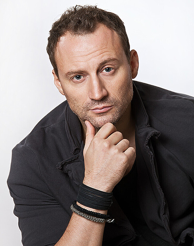 «На втором курсе я дико влюбился в девчонку из соседней группы. Сидел на пятом этаже и думал: «Сейчас сброшусь вниз». Фото: личный архив Анатолия Белого.