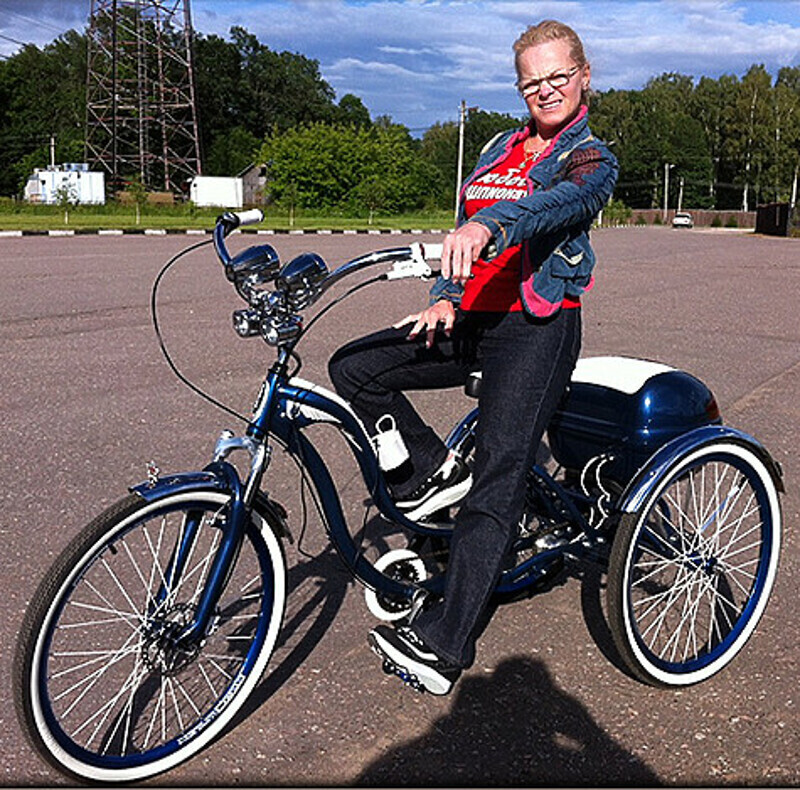 Лариса Долина с гордостью демонстрирует своей усовершенствованный велосипед. Фото: www.larisadolina.com.