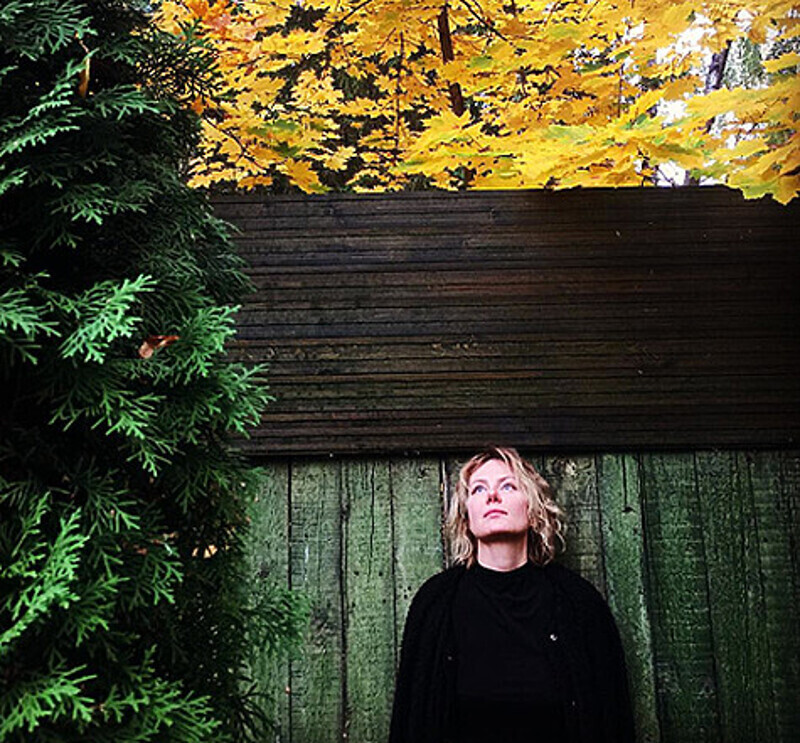 Рената Литвинова предстала перед своими поклонниками без косметики. Фанаты артистки удивились, как она смогла передать осеннее настроение. Фото: Instagram.com/renatalitvinovaofficiall.