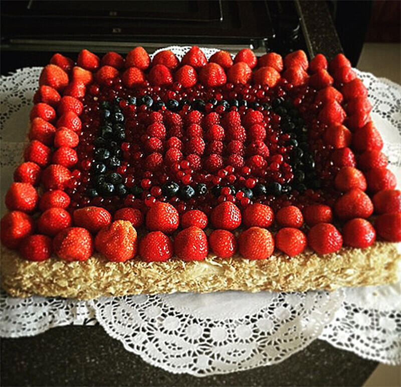 Этот торт был испечен специально для крестин младшего сына Дибровых. Фото: Instagram.com/polinadibrova.