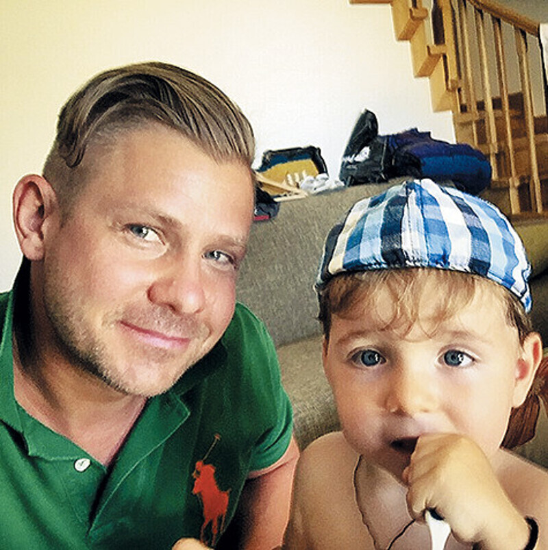 Митя Фомин со своим крестником. Фото: Instagram.com.