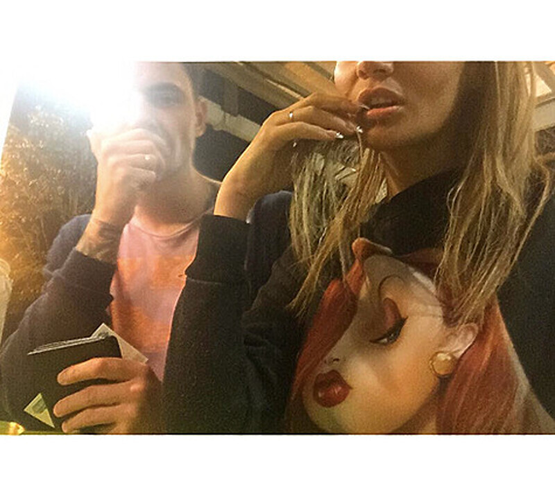 Алена Водонаева и ее любимый человек Антон Коротков показали кольца на безымянных пальцах правых рук. Фото: Instagram.com/alenavodonaeva.