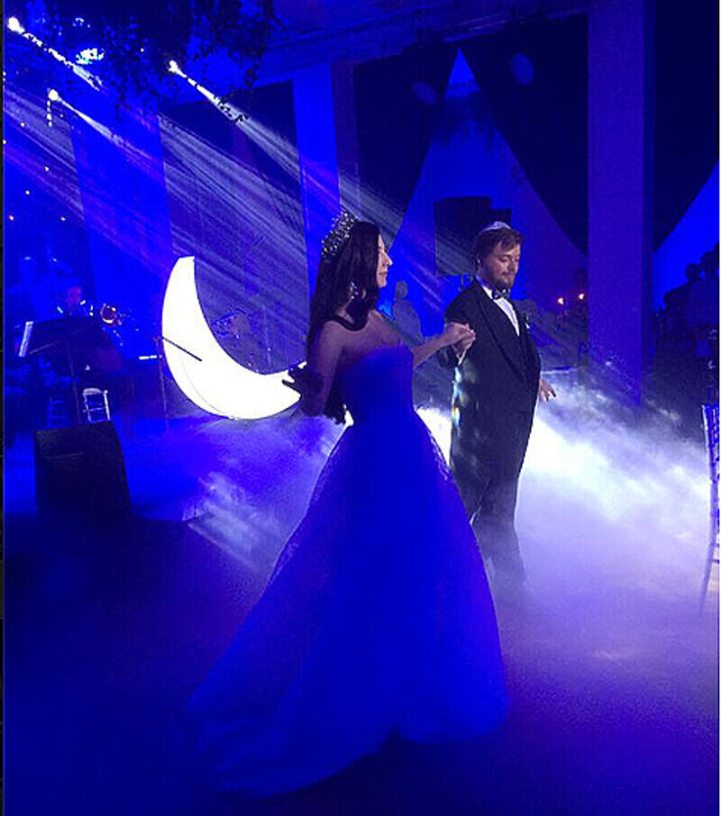 На свадьбе сына Парфенова и Чекаловой получилась настоящая летняя ночь. Фото: Facebook.com/elena.chekalova.