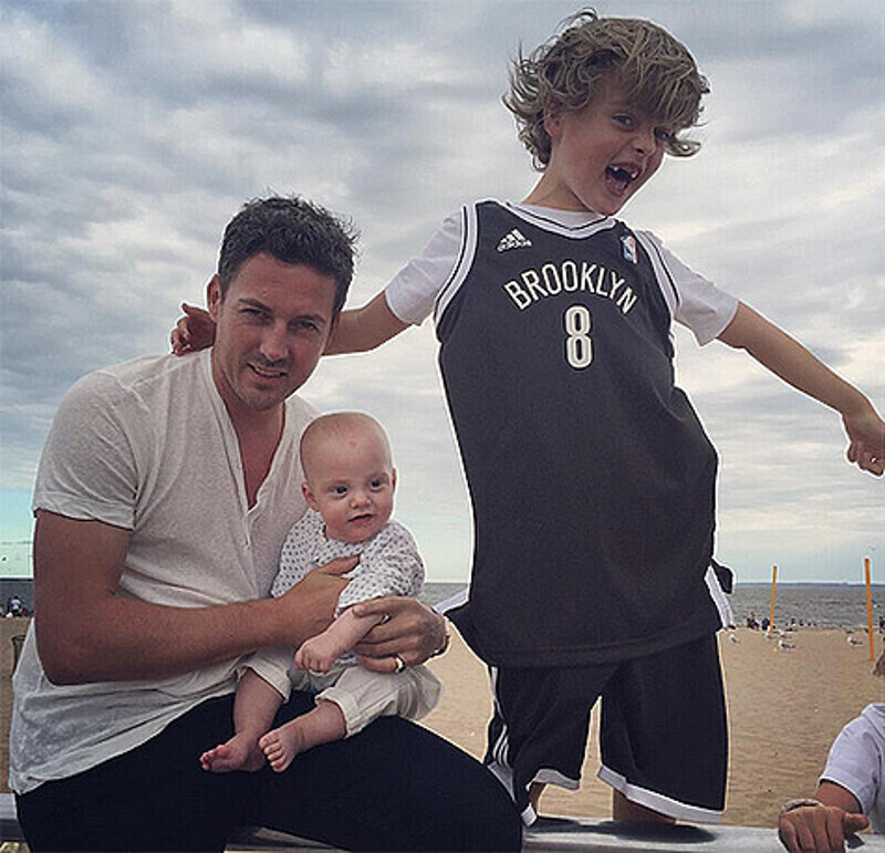 Дэвид Гарднер с семимесячным сыном Сэйлором и десятилетним Майло - сыном Лив Тайлер от бывшего мужа. Фото: Instagram.com/misslivalittle.