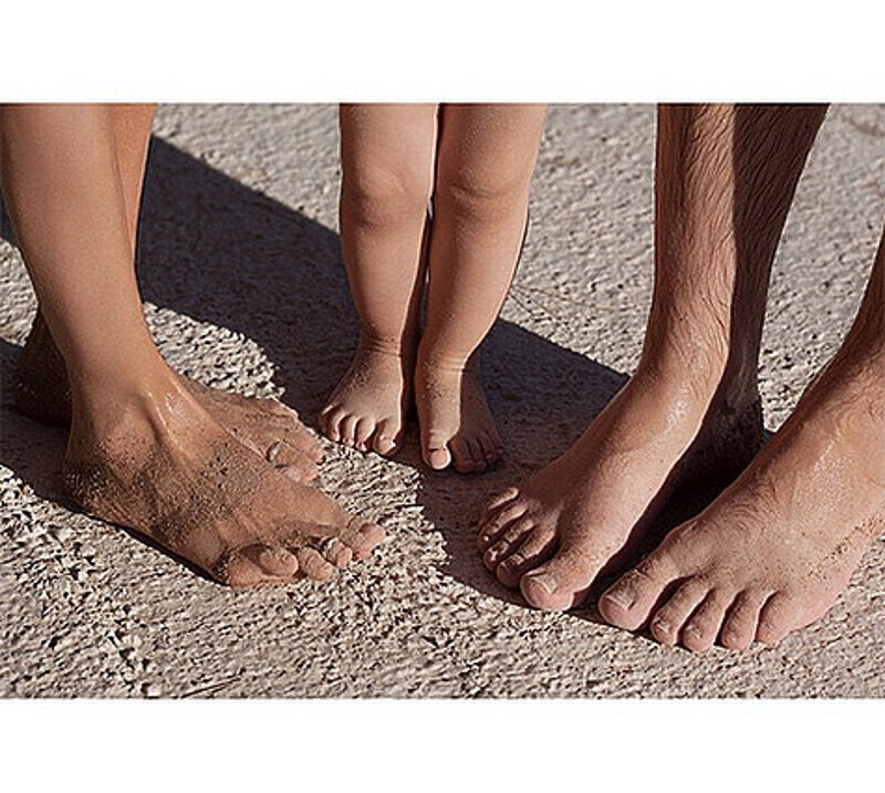 Кроме снимка в купальнике, вызвавшего подозрения в анорексии, Кристина Асмус показала еще и семейное фото, на котором изображены ног всех членов семьи: «5-го нам исполнился..1,8)))  Как же ж летит время! Только недавно, вроде...первый заливистый смех.., а