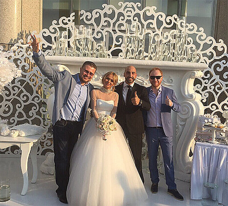 Анна Хилькевич и ее теперь уже супруг Артур с удовольствием позируют со своими гостями, в числе которых оказался и иллюзионист Сергей Сафронов. Фото: Instagram.com/