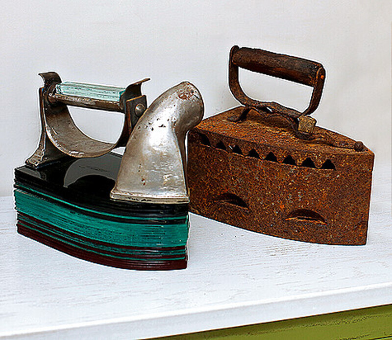 Такими утюгами гладили в начале прошлого века. Фото: Виктор Горячев.