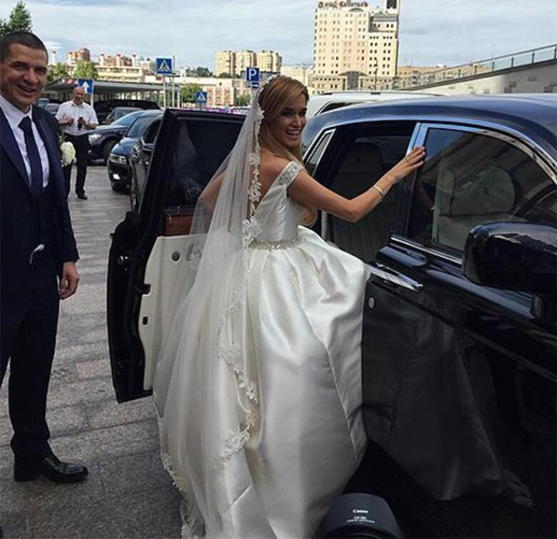 Ксения Бородина и Омар Курбанов отправляются в Кутузовский ЗАГС. Фото: Instagram.com/katyajujanew888.