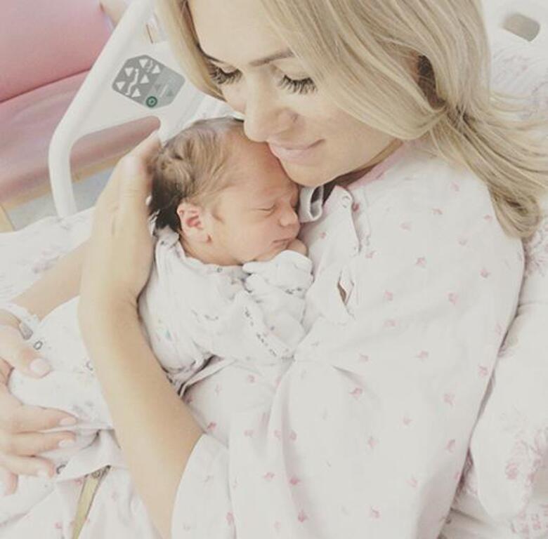 Виктория Макарская с новорожденным Иваном перед выпиской. Фото: Instagram.com/makarskie.
