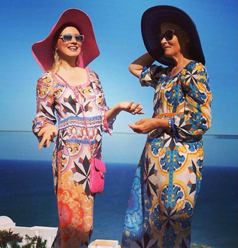 Лена Ленина отдыхает с мамой в Греции. Фото: Instagram.com/lenaleninaofficial.