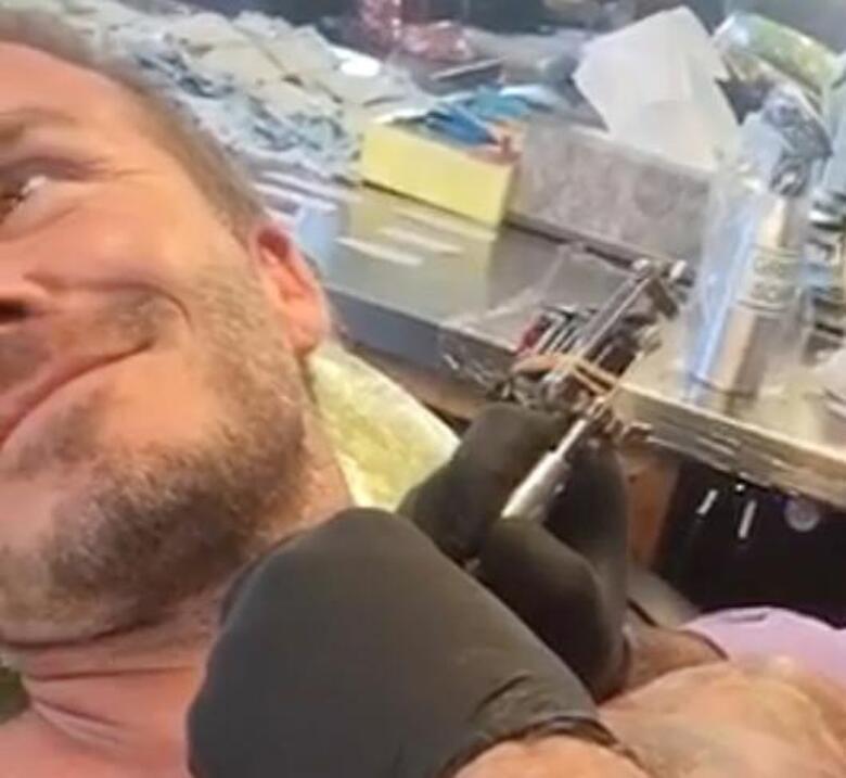 Дэвид Бекхэм показал, как ему делают новую татуировку. Фото: социальные сети