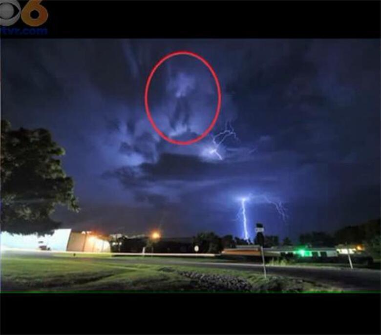 Джон Пашаль запечатлел образ Майкла Джексона на небе. Фото: wtvr.com.