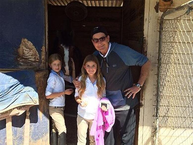 Чарли Шин с дочерьми. Фото: Twitter.com/@charliesheen.