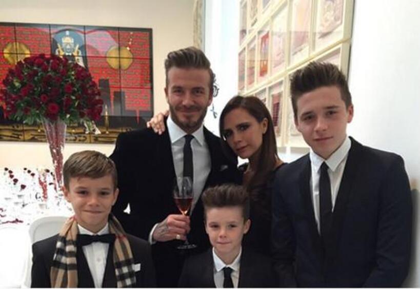 В 16-летнюю годовщину свадьбы Виктория Бекхэм поделилась семейным портретом. Фото: социальные сети