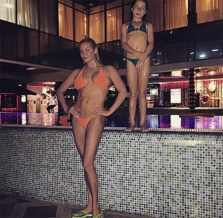 Анастасия Волочкова с дочерью Ариадной в бане. Фото: Instagram.com/volochkova_art.