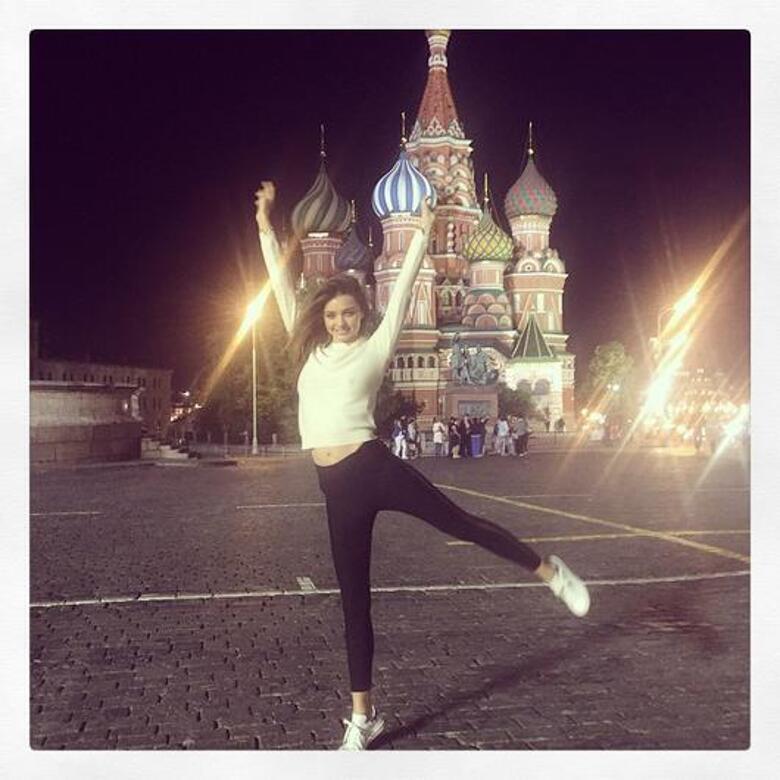 Миранда Керр сфотографировалась на фоне Храма Василия Блаженного. Фото: социальные сети