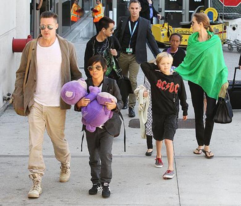 Анджелина Джоли и Брэд Питт с детьми. Фото: Rex Features/Fotodom.ru.
