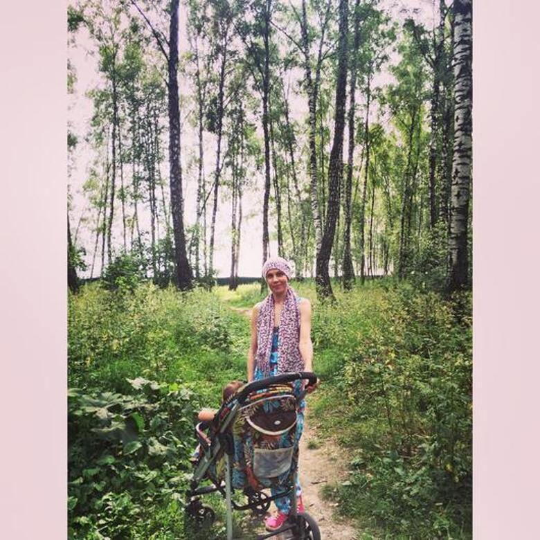 Светлана Михайловна в перерывах между курсами лечения проводит время с внуком Робертом. Фото: социальные сети