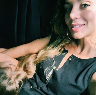 Анна Седокова с дочерьми. Фото: Instagram.com/annasedokova.